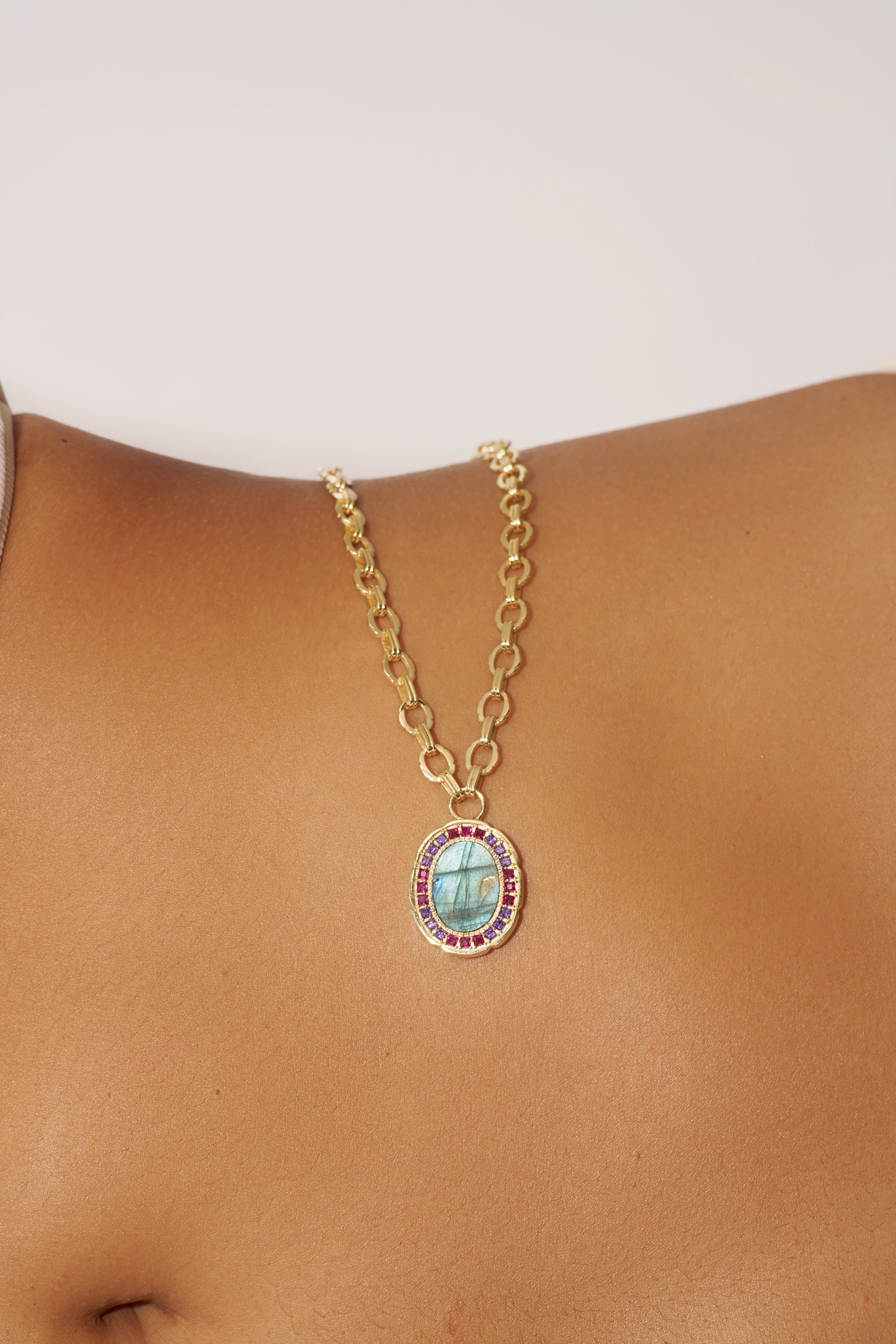 BE MAAD - Collier modele ERA en nacre blanche