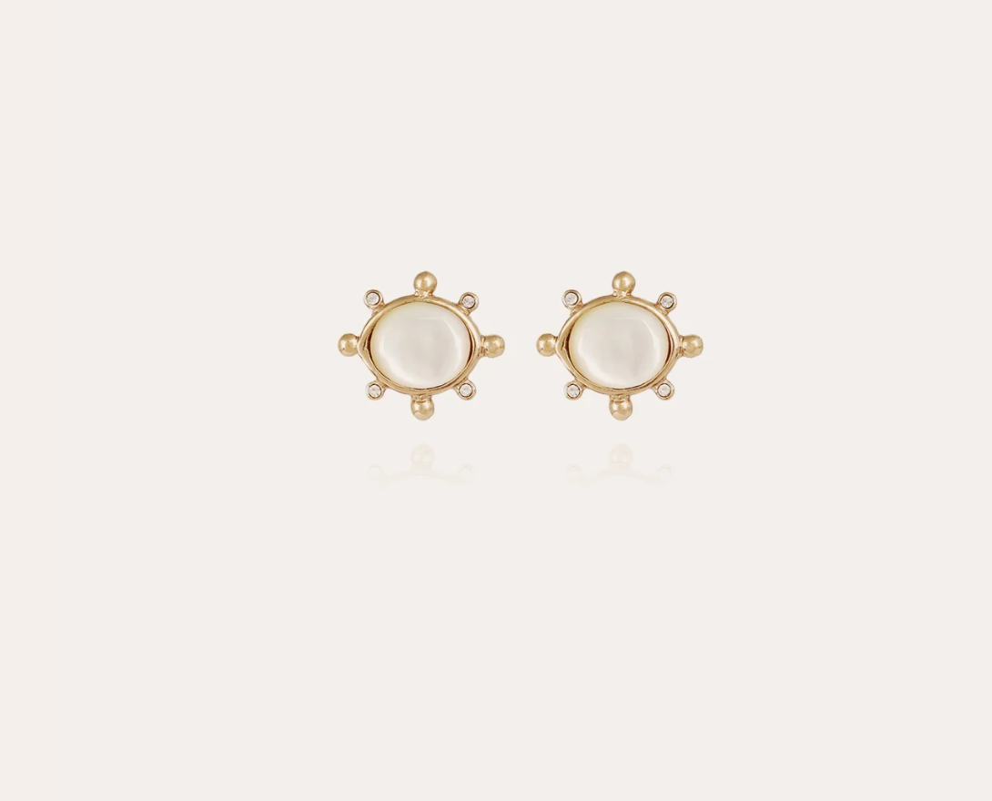 GAS BIJOUX - Boucles d'oreilles puces Tiki petit modèle dorées à l'or fin - Nacre blanche