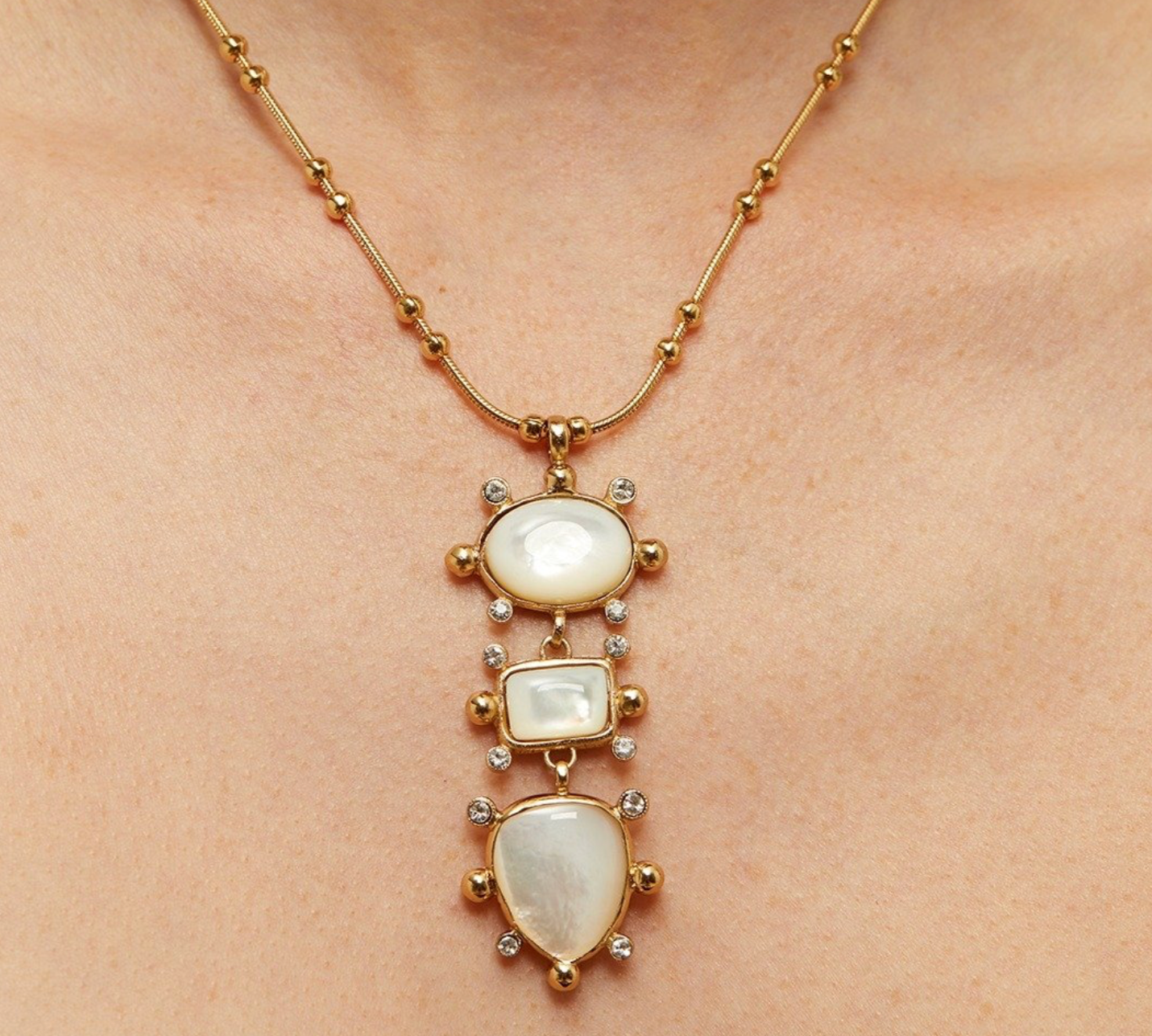 GAS BIJOUX - Collier 3 rangs TIKI doré à l'or fin - Nacre blanche