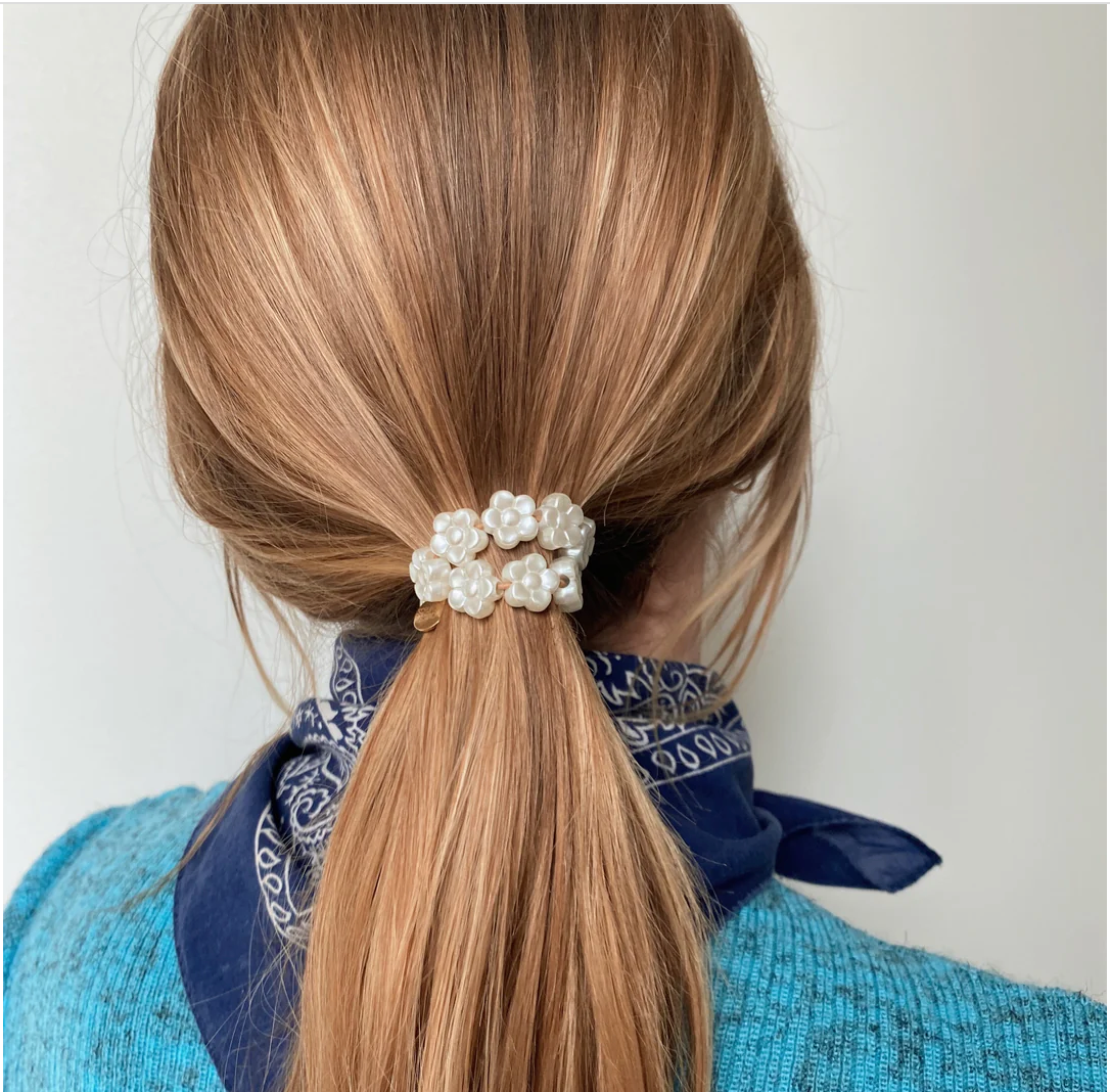 SCRUNCHIE IS BACK - BICHOU Bracelet perles nacrées fleurs - Chouchou Discret Acier Inoxydable - Élastique Cheveux Ultra Résistant - Fabriqué en France