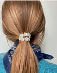 SCRUNCHIE IS BACK - BICHOU Bracelet perles nacrées fleurs - Chouchou Discret Acier Inoxydable - Élastique Cheveux Ultra Résistant - Fabriqué en France