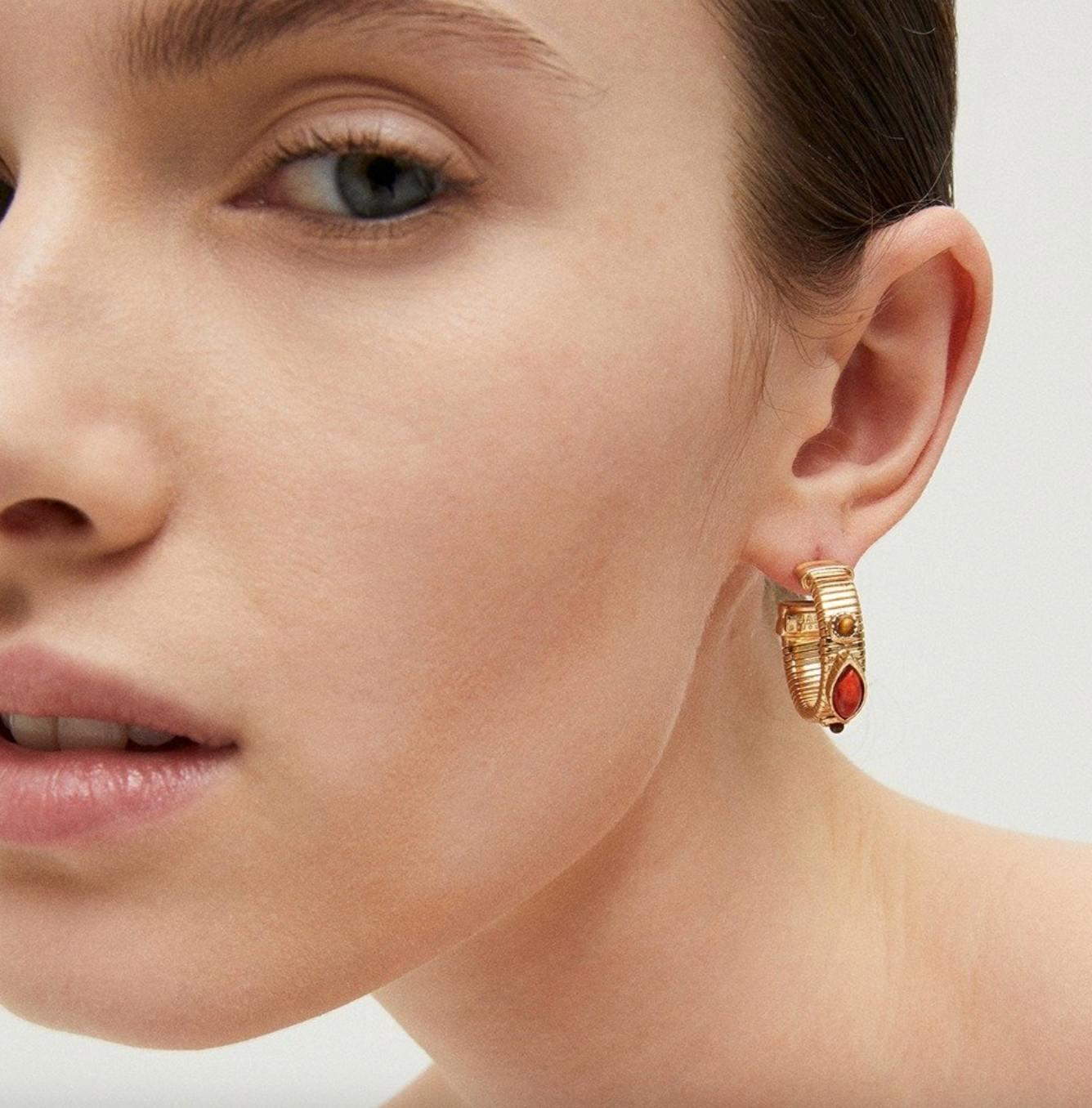 GAS BIJOUX - Boucles d'oreilles créoles STRADA dorées à l'or fin - Cornaline et oeil de tigre
