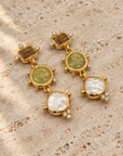 GAS BIJOUX - BOUCLES D'OREILLES TIKI 3 RANGS DORÉES - BOIS, PERIDOT ET NACRE BLANCHE
