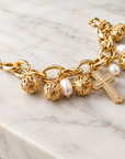 JORGINA - BRACLEET DORÉ AVEC CHARMS CROIX - BOULES DORÉES ET PERLES D'EAU DOUCE