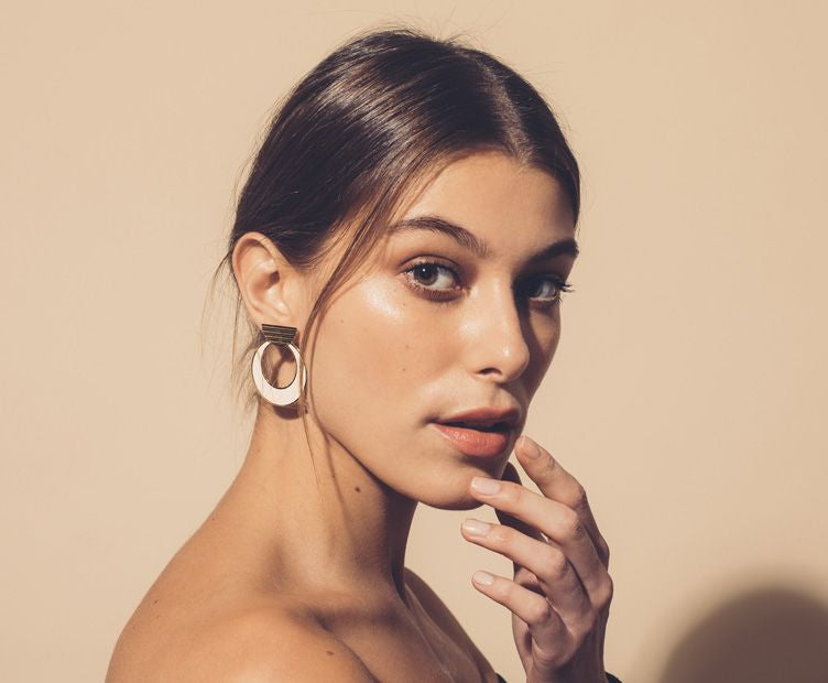 CHIC ALORS - Boucles d’oreilles Géométriques beige et dorée