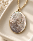 JORGINA - COLLIER DORÉE AVEC PENDENTF CAMEE EN NACRE GRISE