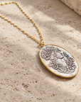JORGINA - COLLIER DORÉE AVEC PENDENTF CAMEE EN NACRE GRISE
