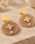 JORGINA - BOUCLES D'OREILLES TIGES DROITES DORÉES - ACÉTATE BEIGE