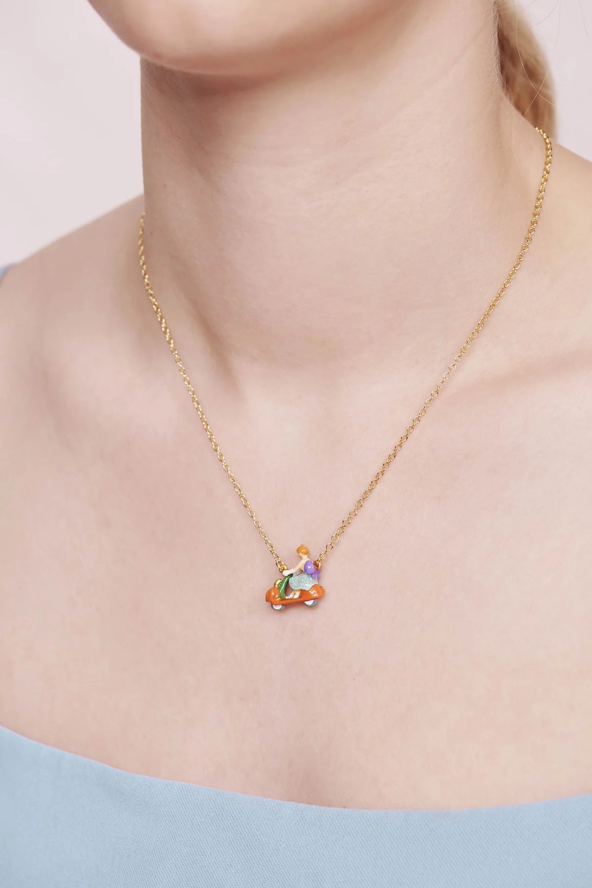N2 - Collier pendentif cendrillon et scooter - citrouille