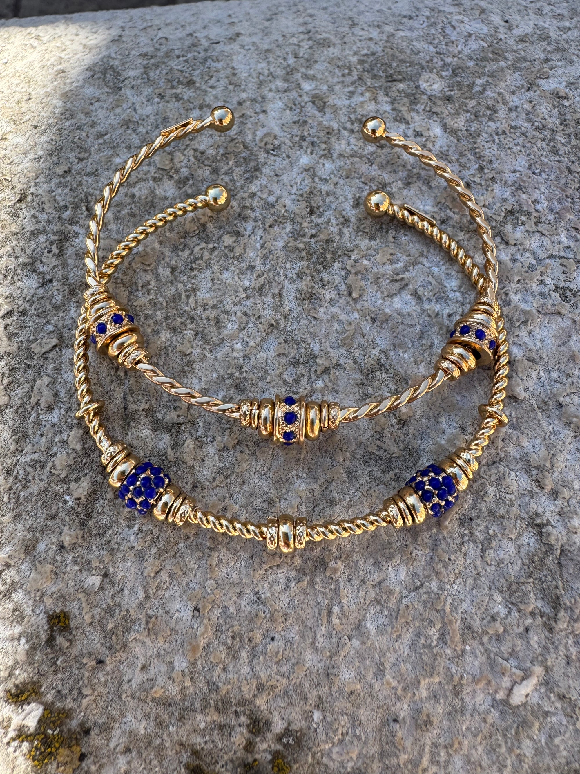 GAS BIJOUX - Bracelet jonc TORSADE 2 strass bleu marine petit modèle doré à l'or fin