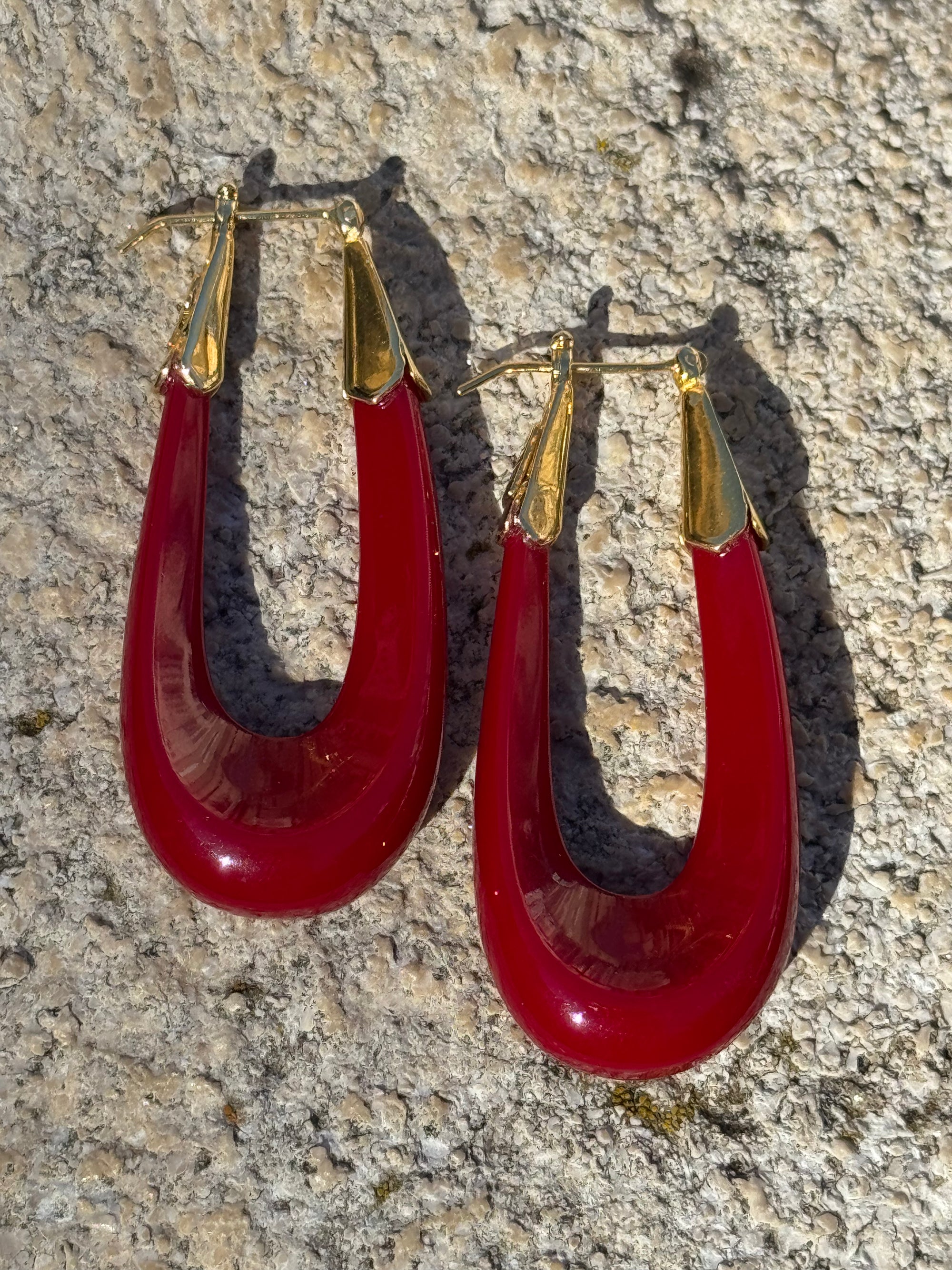 GAS BIJOUX - Boucles d'oreilles ECUME grand modèle acétate dorées - Rouge
