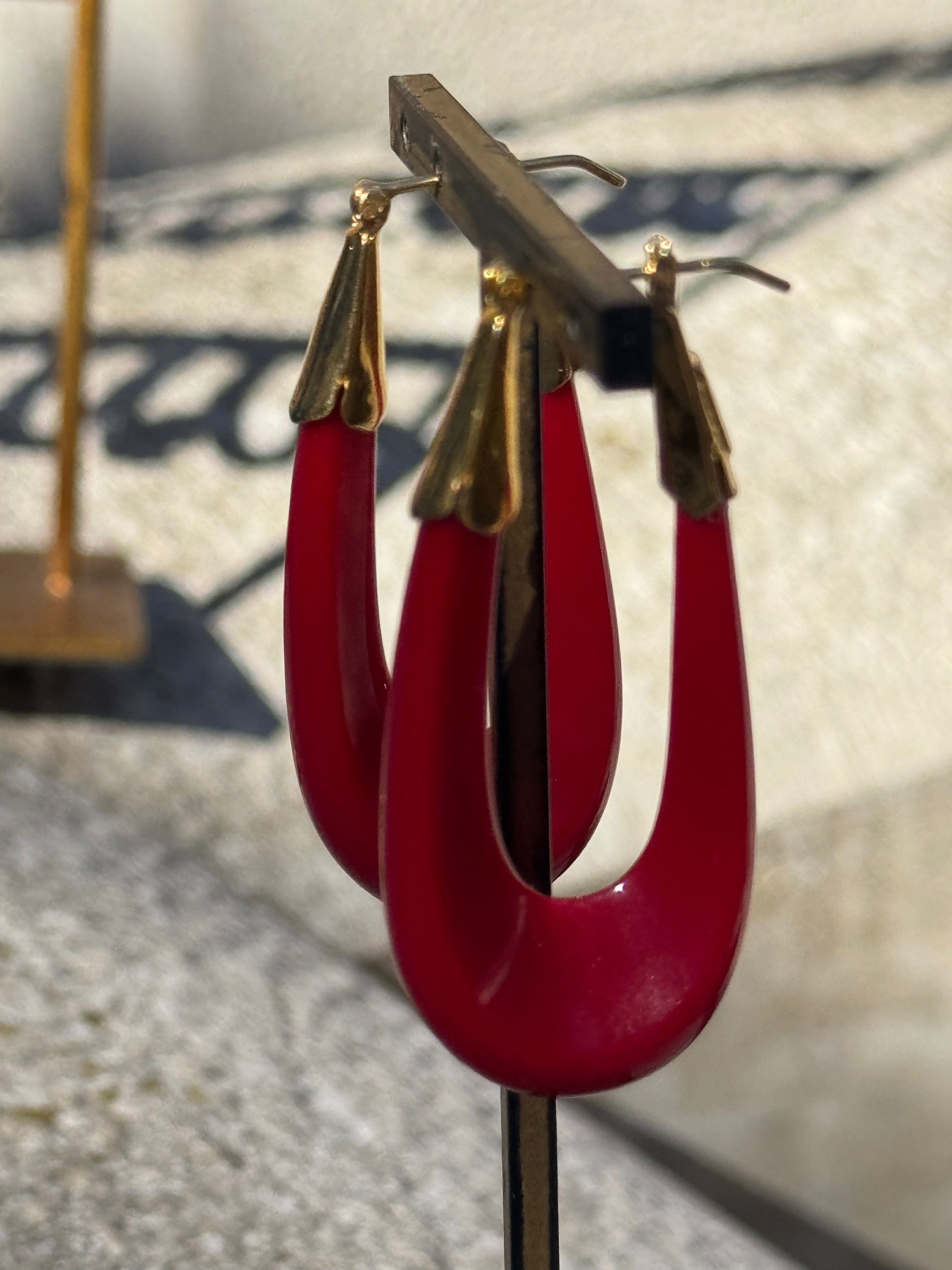 GAS BIJOUX - Boucles d'oreilles ECUME grand modèle acétate dorées - Rouge
