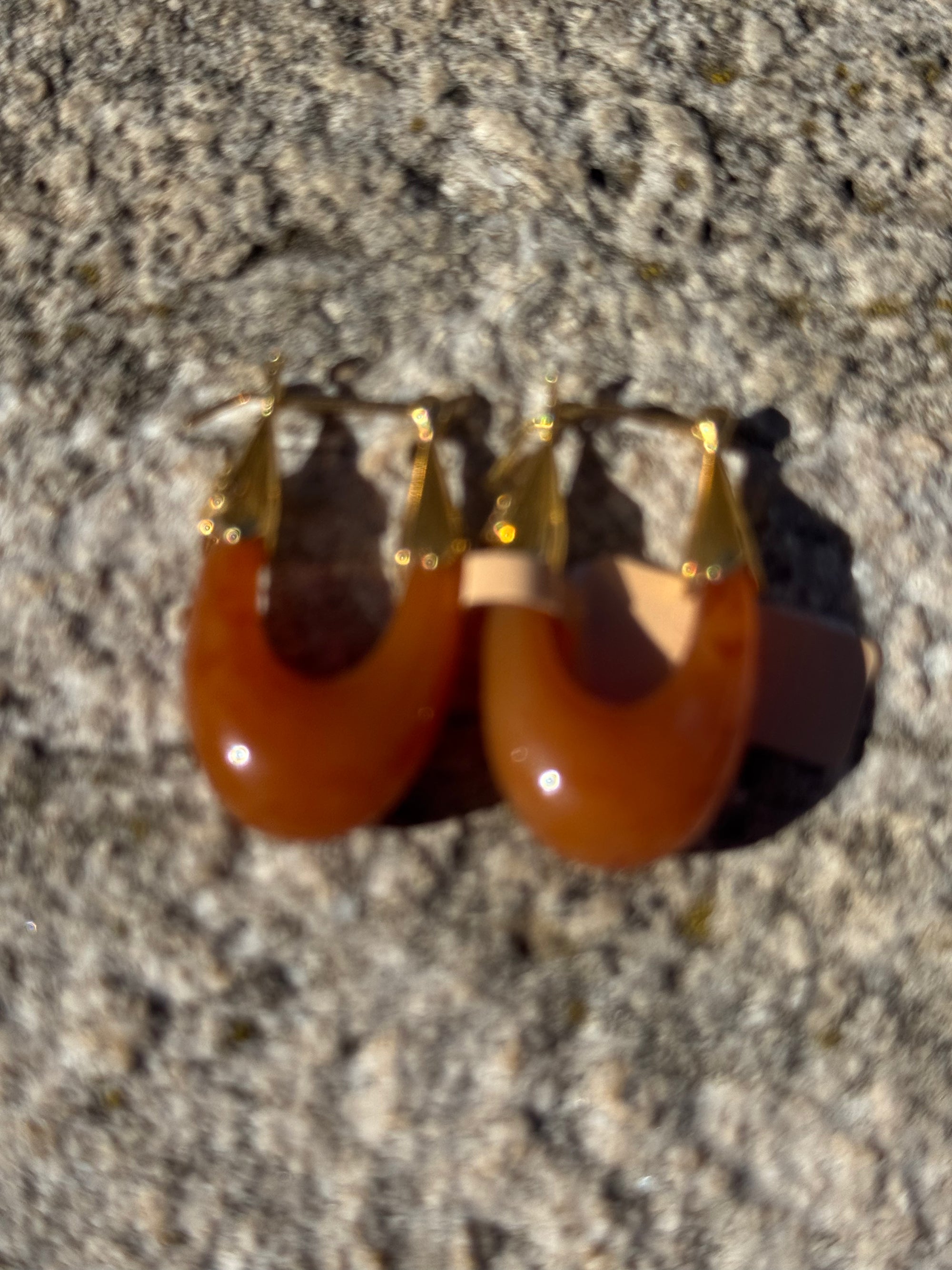 GAS BIJOUX - Boucles d'oreilles ECUME petit modèle acétate dorées - Caramel non opaque