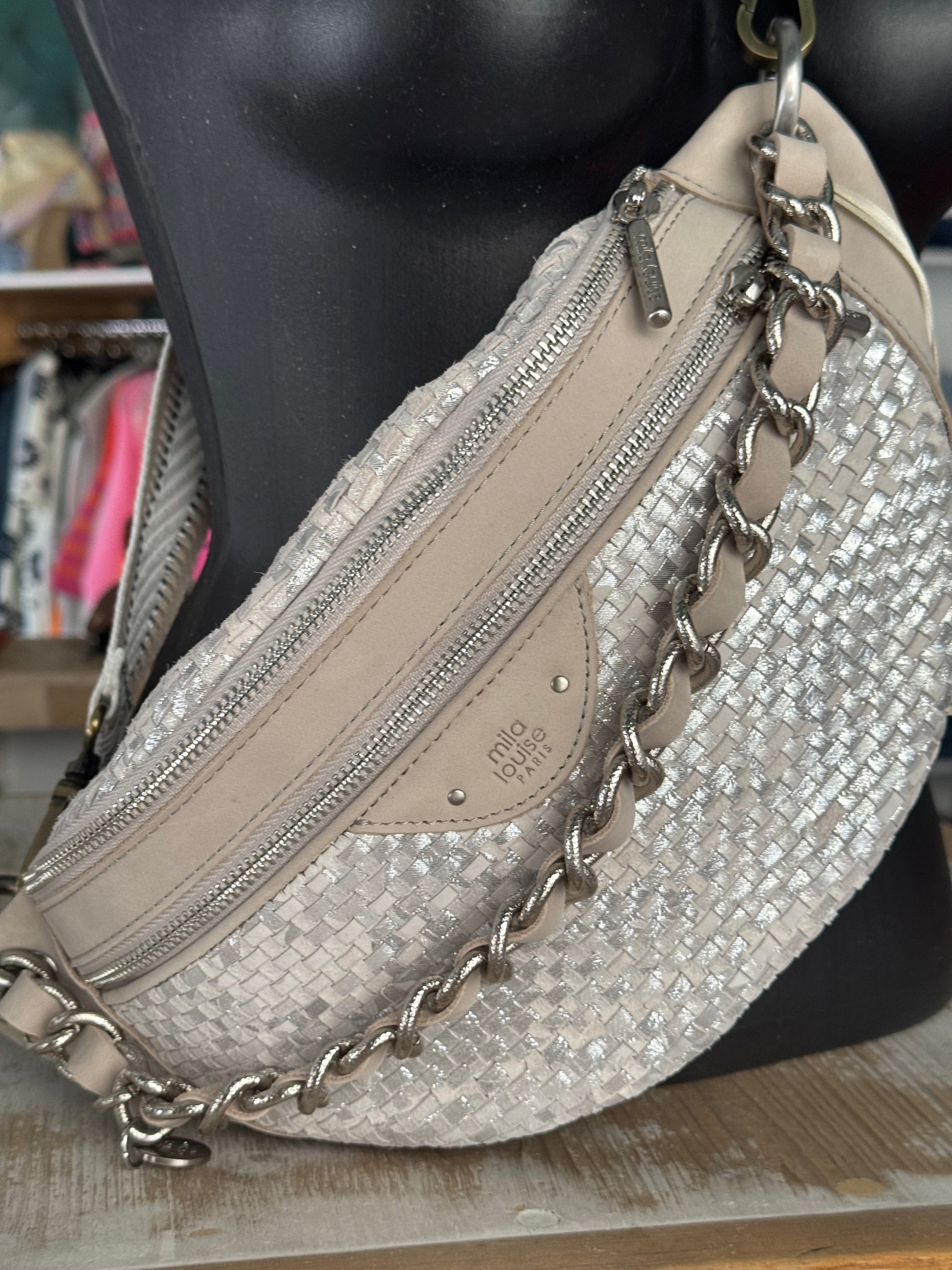 MILA LOUISE - Sac banane PETRA W - cuir tressé argenté