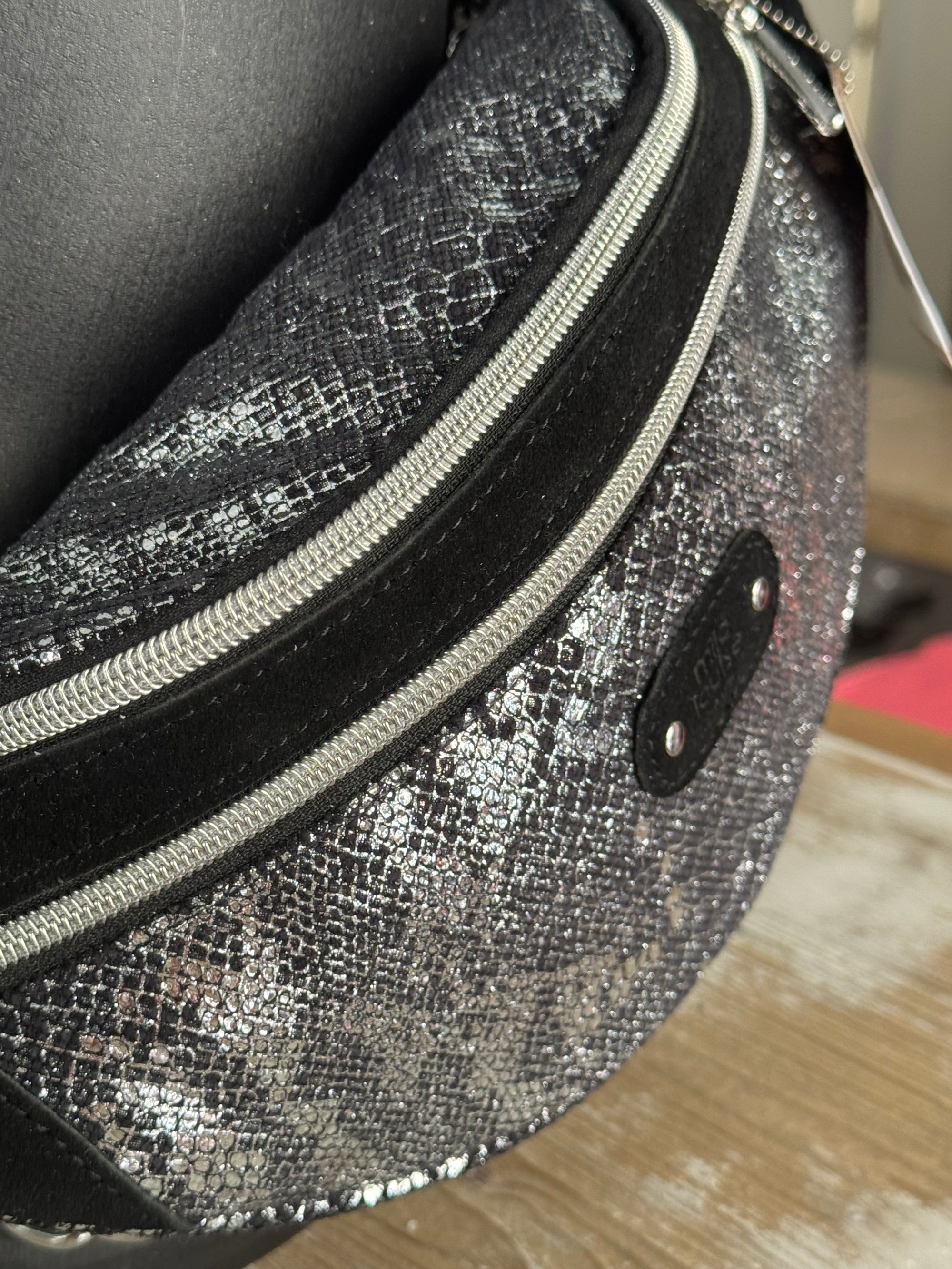 MILA LOUISE - Sac banane PETRA V4 - Cuir noir et doré