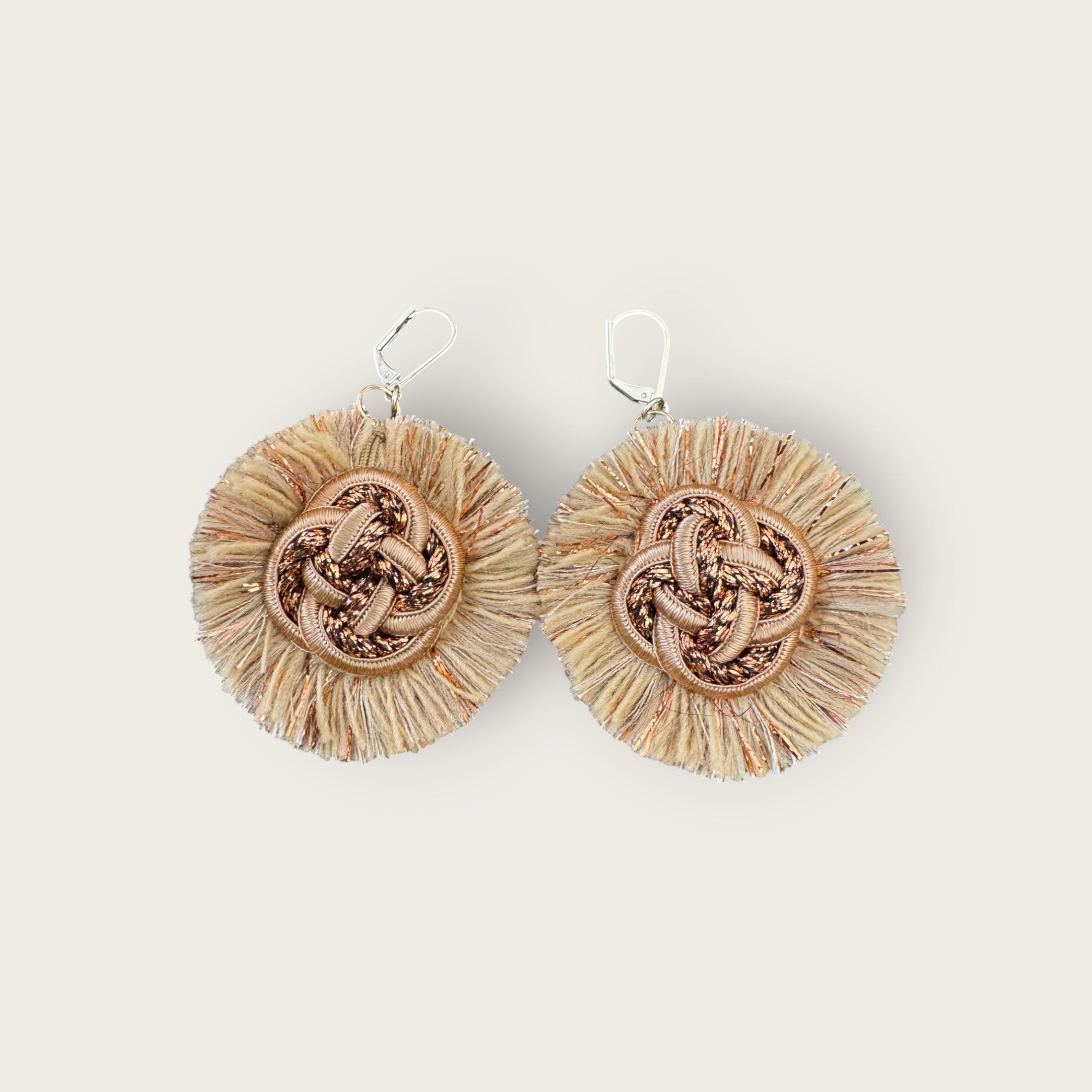EFFET BIJOUX - Boucles d'oreilles en passementerie modèle ROMANTIQUE beige