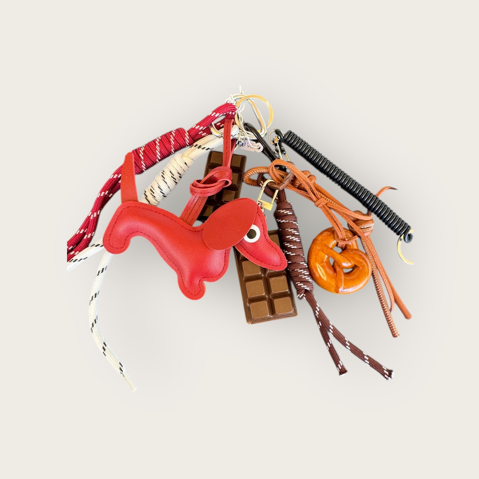 TOPAZE - Bijoux de sac - Teckel bordeaux avec tablette chocolat et bretzel