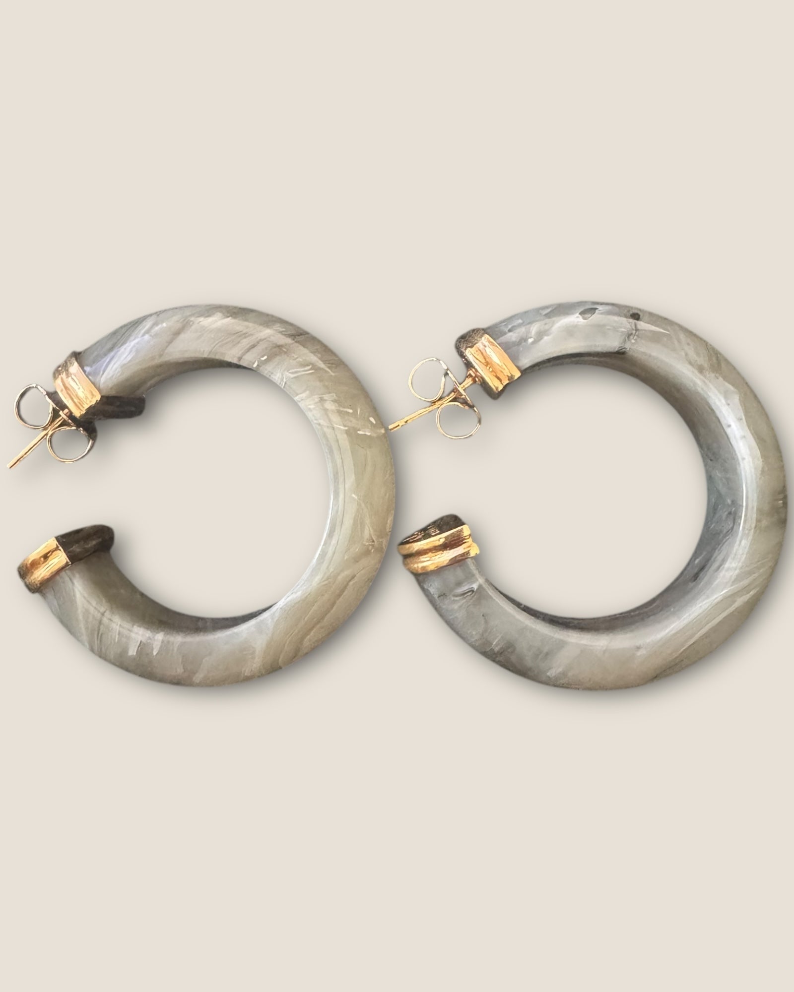 GAS BIJOUX - Boucles d'Oreilles Créoles Abalone acétate dorées - Gris