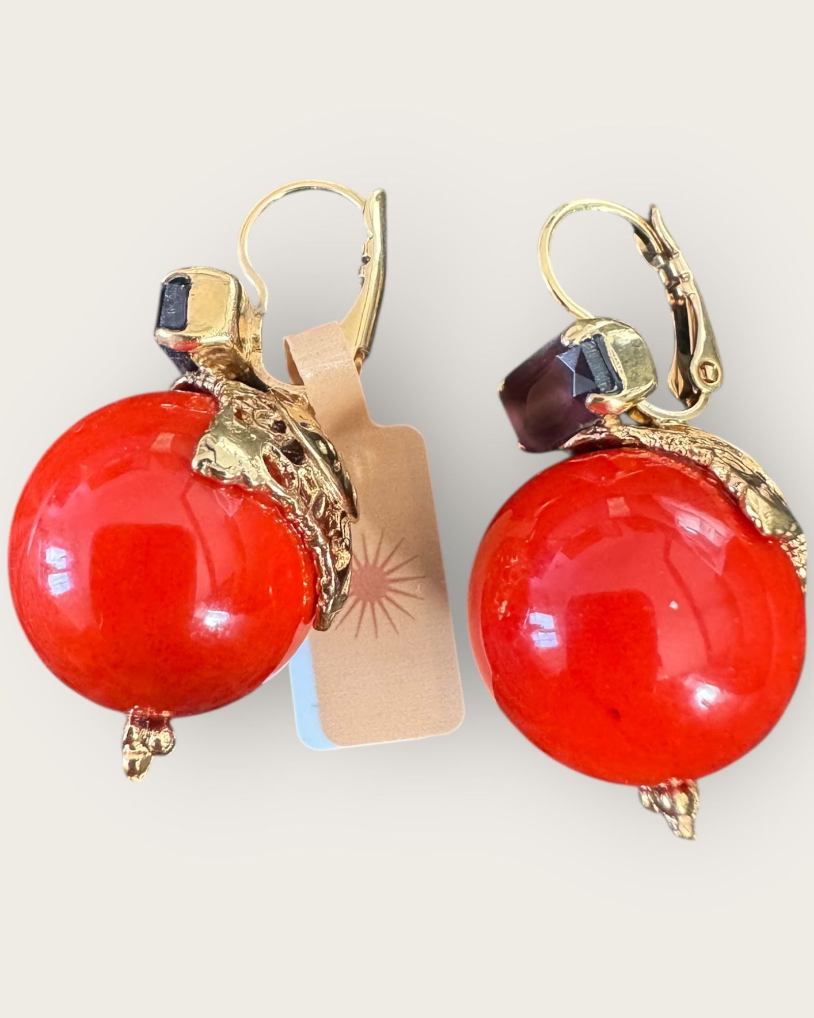 Boucles D'oreilles Pendantes Signées Jacky De G - Cristaux Rouges, Fermoir Clip, Vintage Et En Parfait état