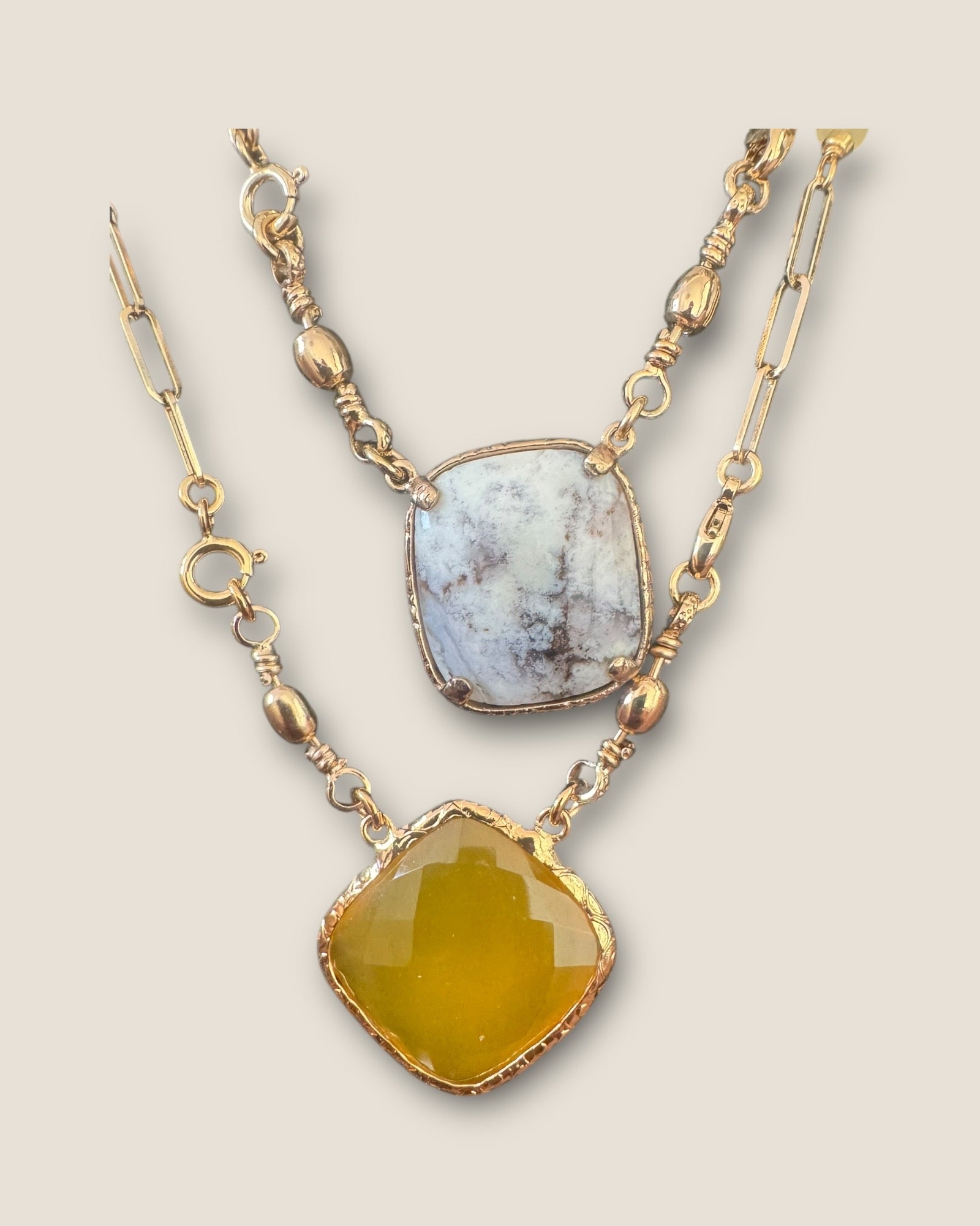 GAS BIJOUX - Collier SCAPULAIRE KALI doré à l’or fin - Calcite et Howlite