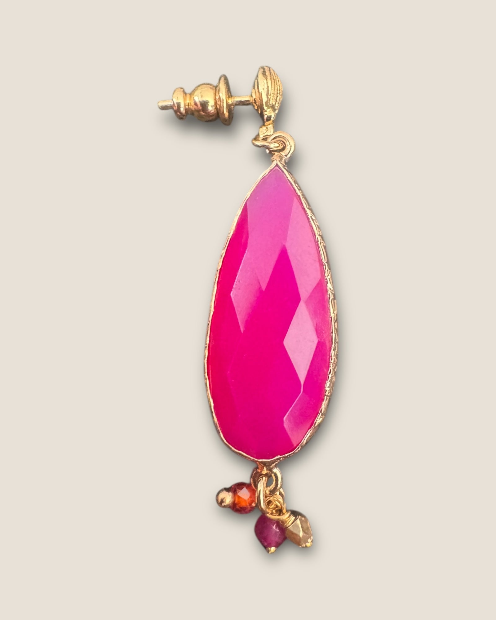 GAS BIJOUX - Boucles d’oreilles SERTI GOUTTE petit modèle dorées à l’or fin - Fuschia