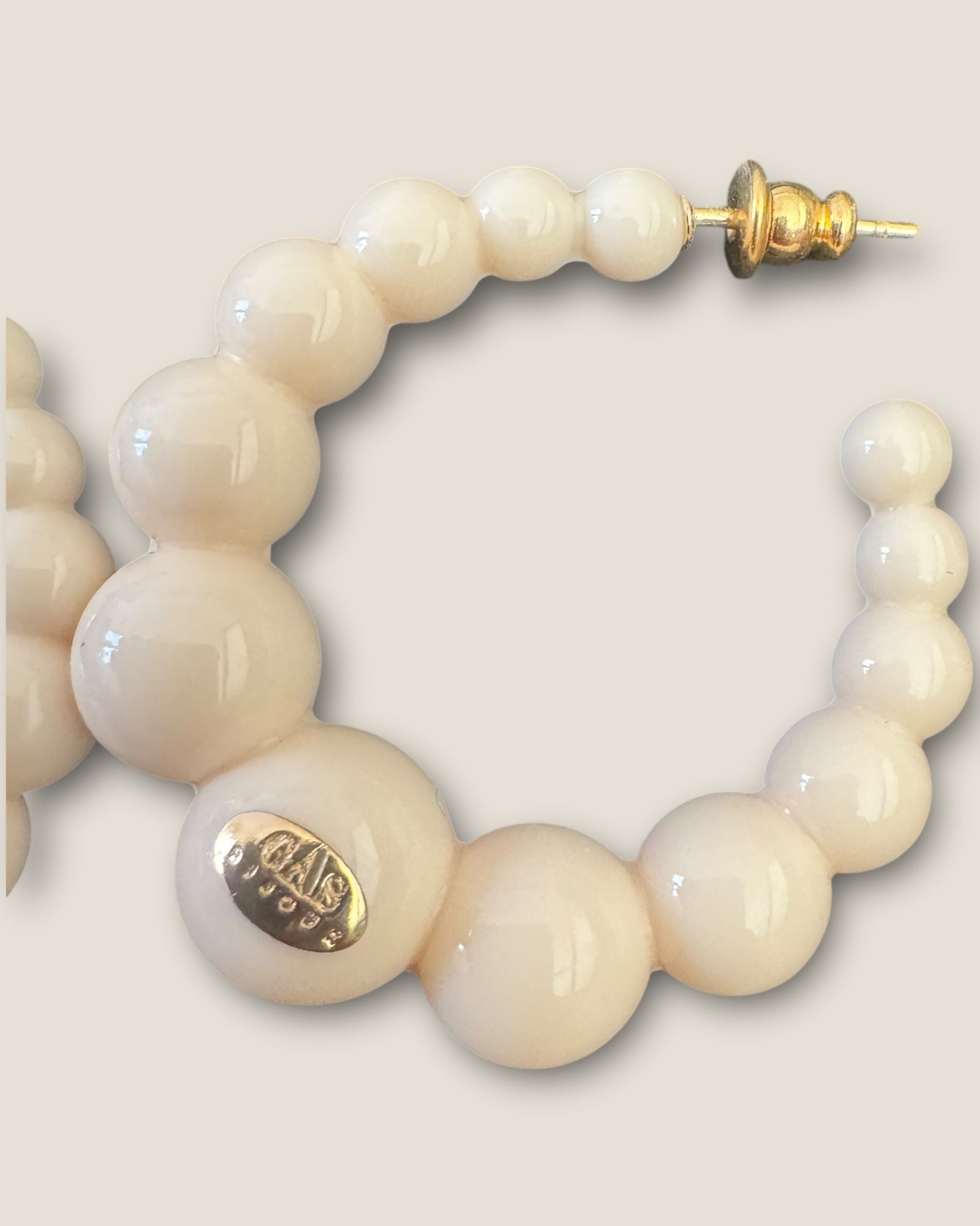 GAS BIJOUX - Boucles d'oreilles créoles Andy petit modèle acétate dorées - Beige