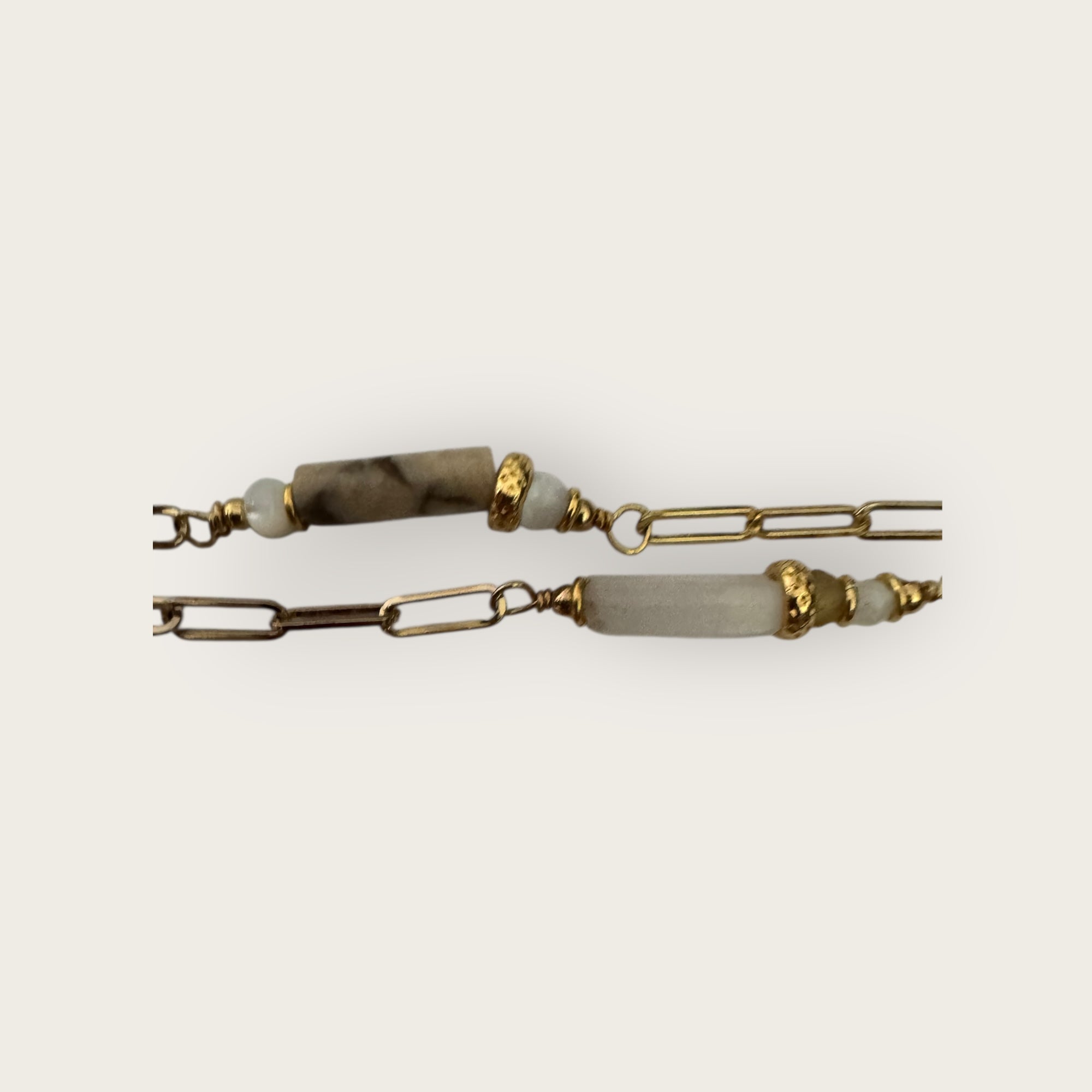GAS BIJOUX - Collier SCAPULAIRE serti kali - Nacre grise et quartz blanc