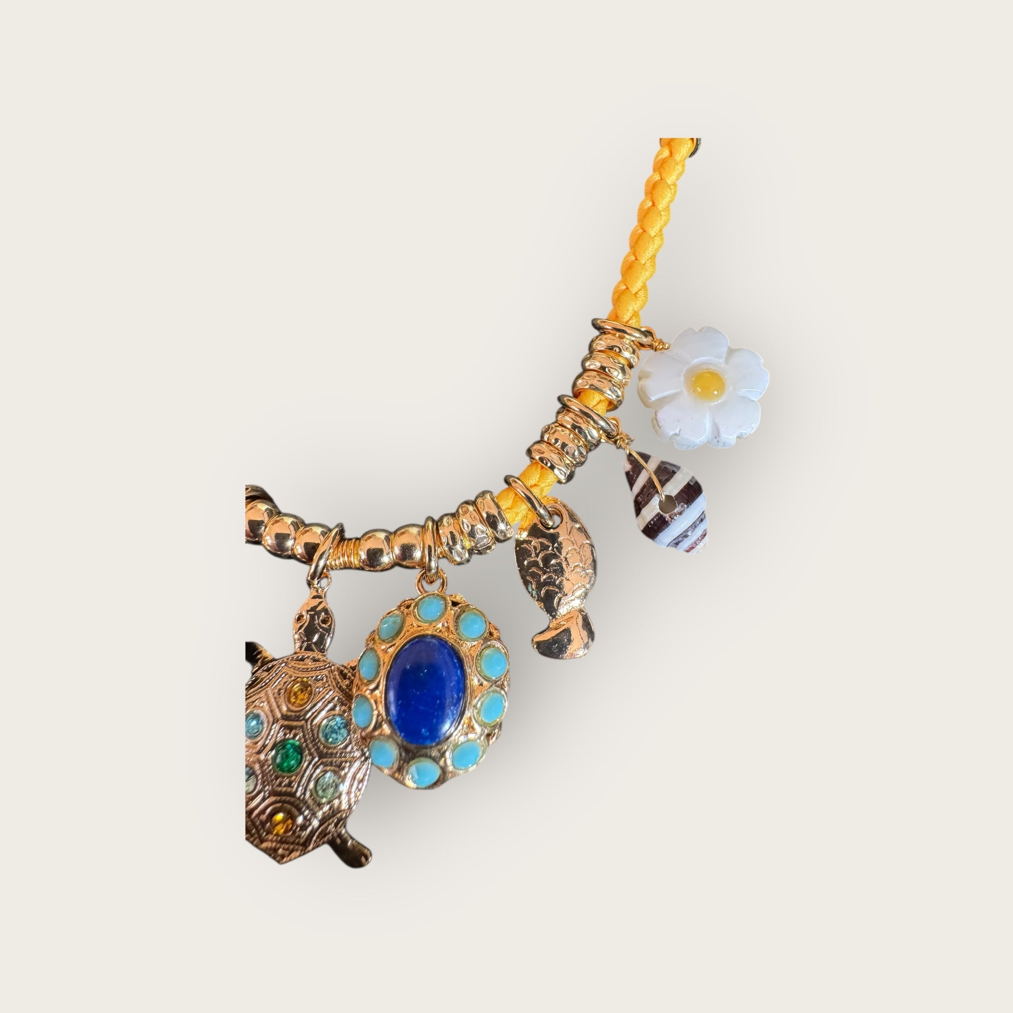 GAS BIJOUX - Collier BELLAGIO en métal doré sur cordon jaune avec charm's - Pièce unique