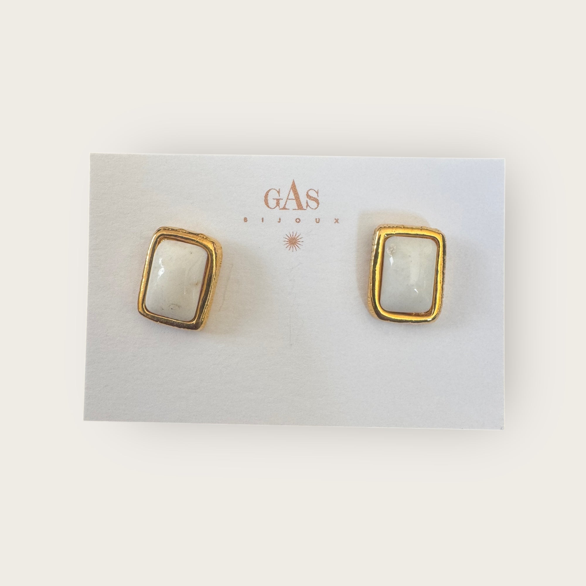 GAS BIJOUX - Boucles d'oreilles puces TOTEM dorées à l'or fin - Agathe blanche
