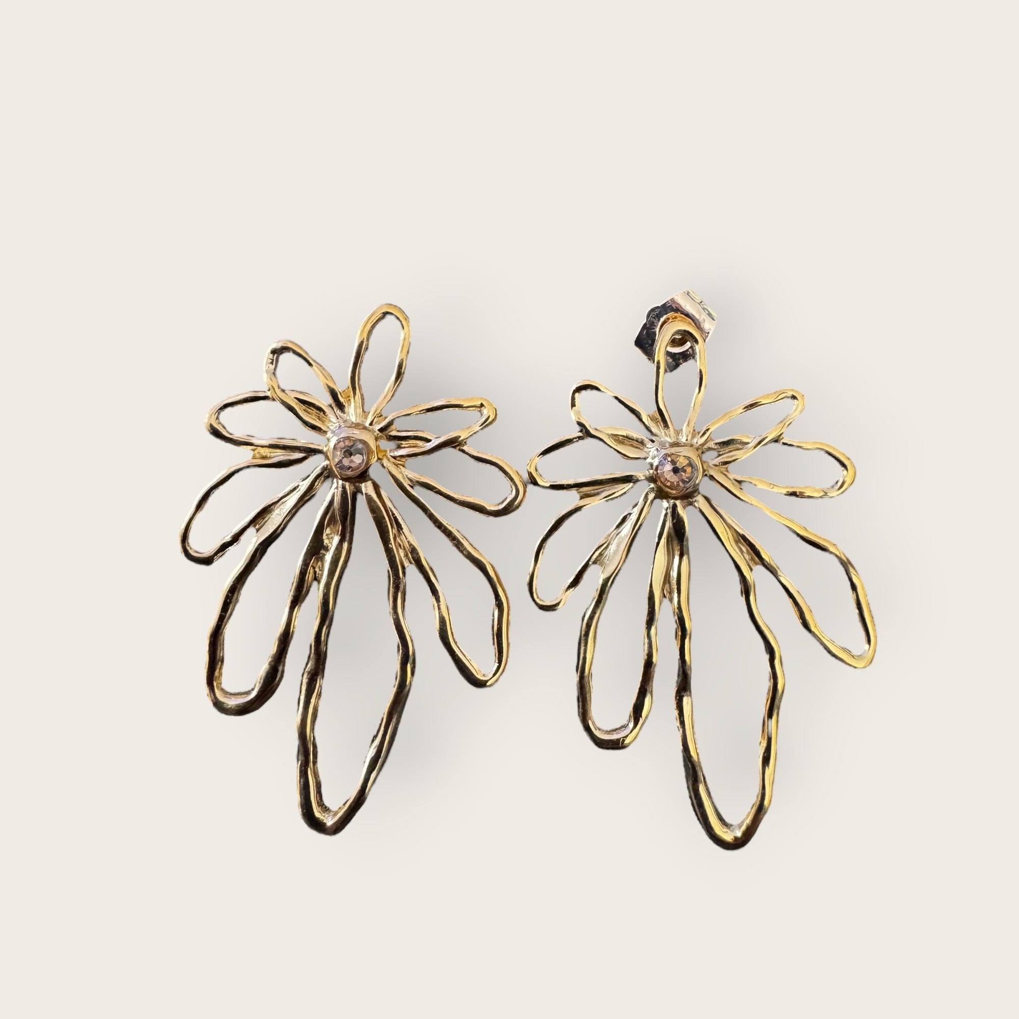 JORGINA - Boucles d'Oreilles Fleur XXL – Pétales Ajourés & Cristal 5cm