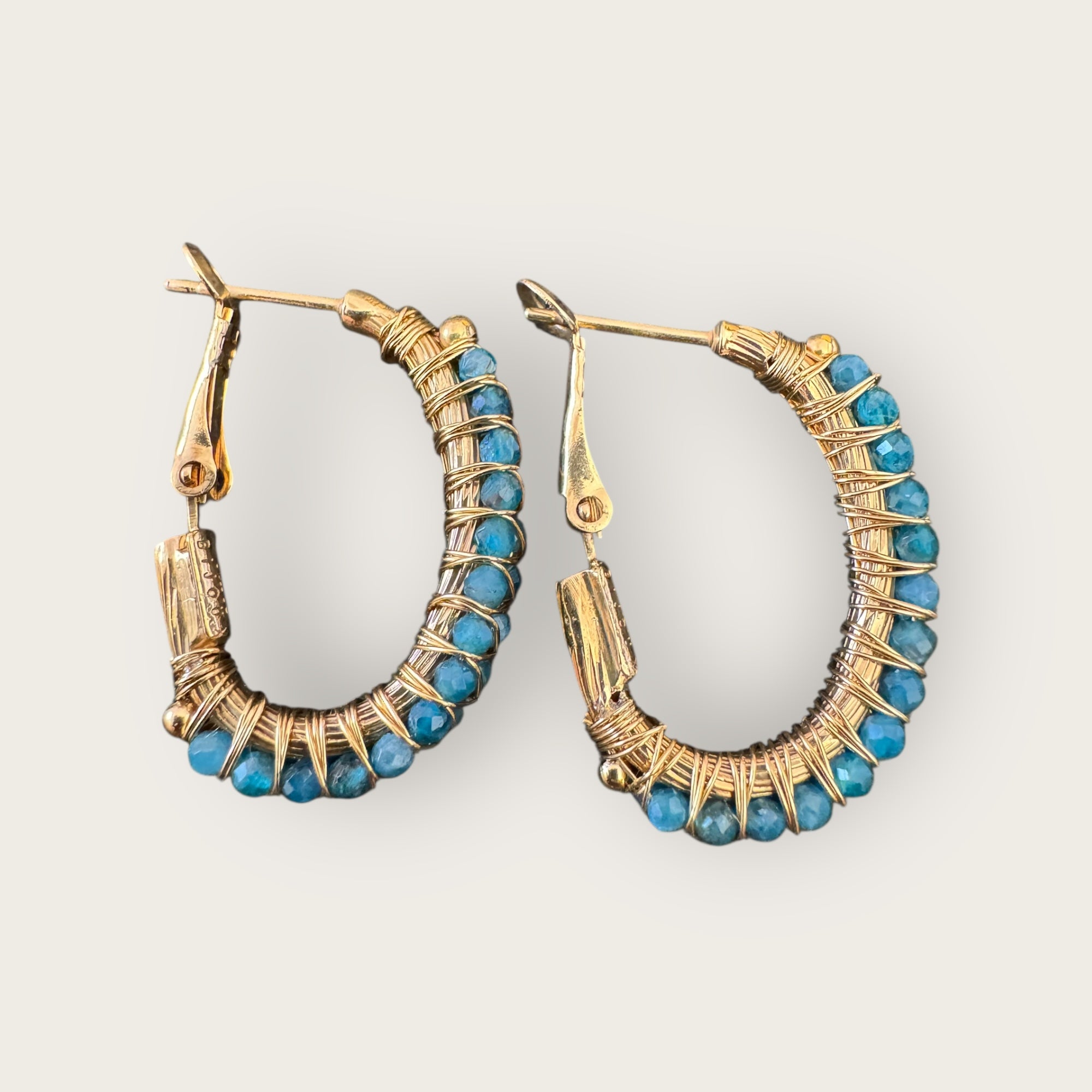 GAS BIJOUX - Boucles d'oreilles créoles LYRE dorées à l'or fin - Apatite bleue