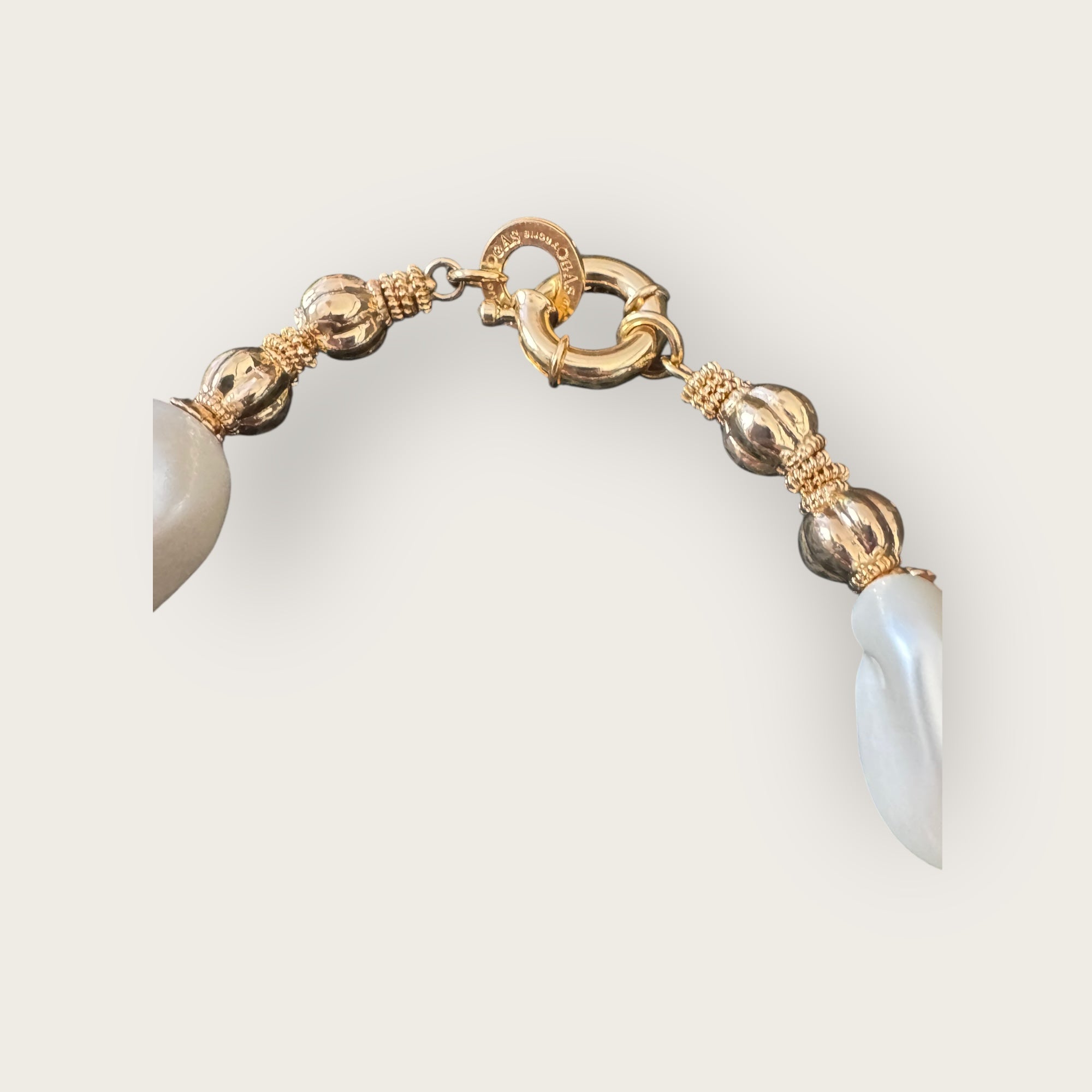 GAS BIJOUX - Collier MIWA doré à l'or fin - Résine nacrée blanche