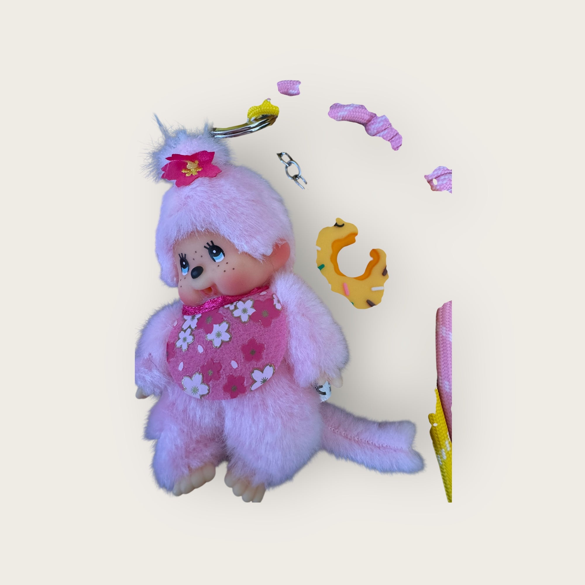 SHOUIA - Kiki rose avec son coeur rose et son donuts