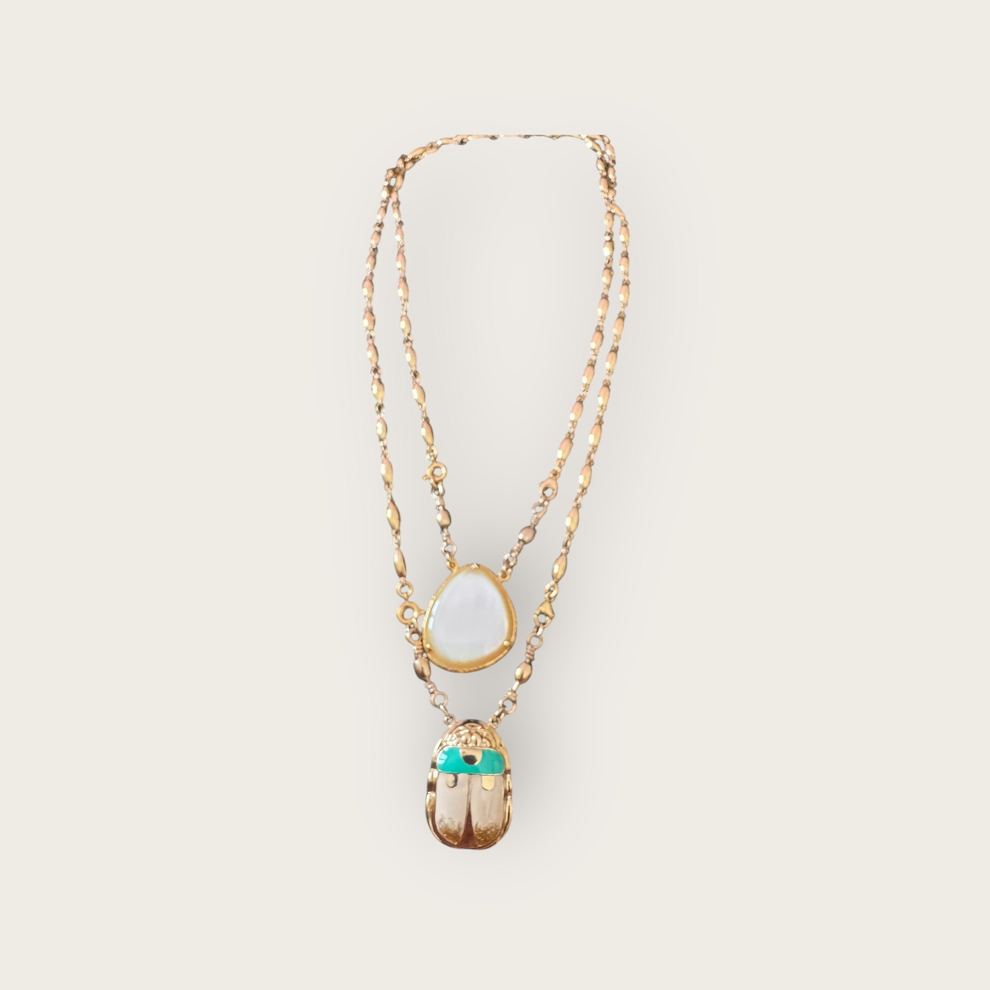 GAS BIJOUX - Collier scapulaire doré à l'or fin - Scarabée émaillée et nacre blanche