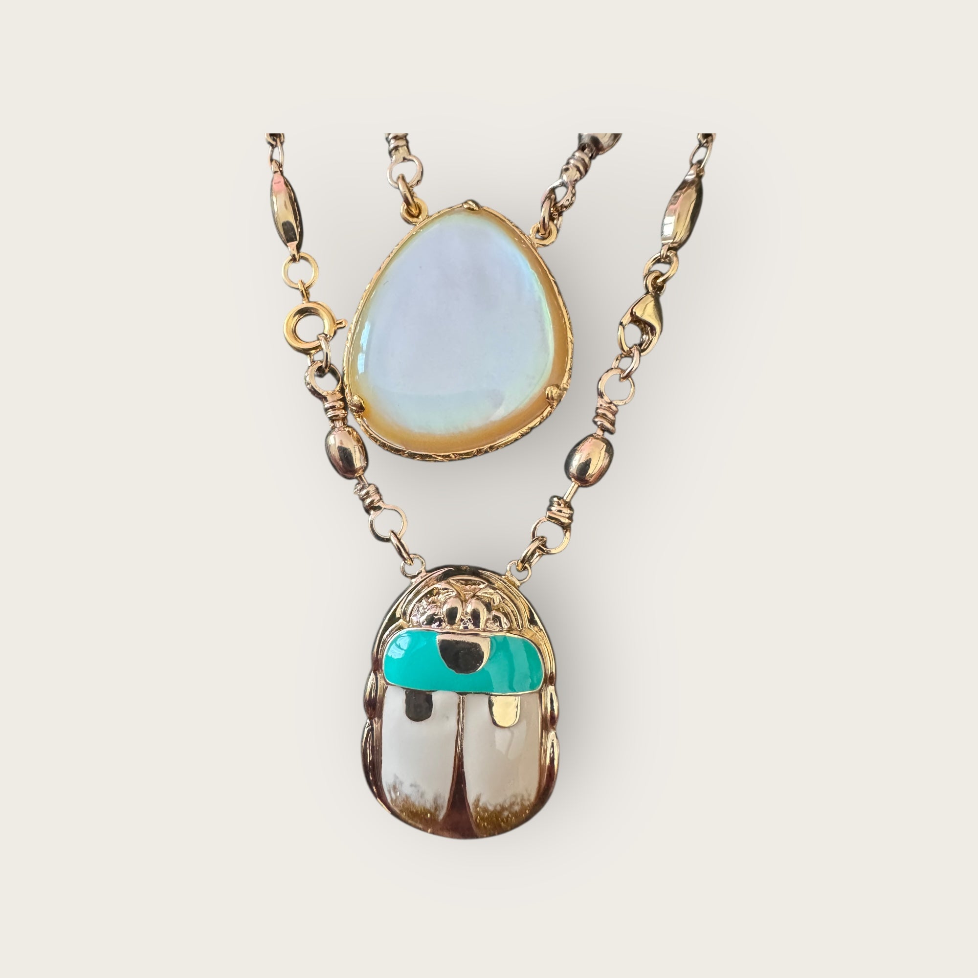 GAS BIJOUX - Collier scapulaire doré à l'or fin - Scarabée émaillée et nacre blanche