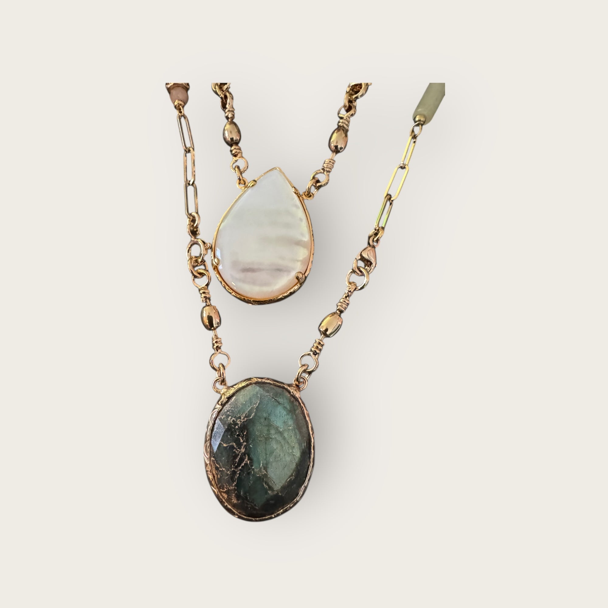 GAS BIJOUX - Collier SCAPULAIRE KALI doré à l'or fin - Nacre et Labradorite avec de la poudre d'or