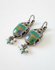 Boucles d'oreilles BY TOPAZE Scaramouche dorées à l'or fin, ornées d'un scarabée émaillé vert et bleu, avec perles nacrées et pierres vertes.