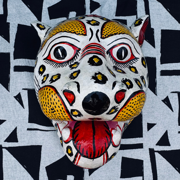 Masque léopard blanc artisanal en papier mâché Inde