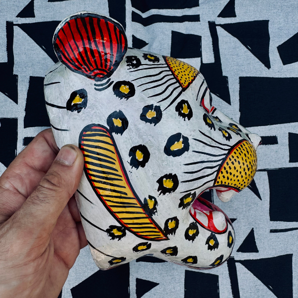 Masque léopard blanc artisanal en papier mâché Inde