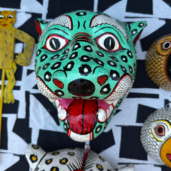 Masque léopard vert artisanal en papier mâché, Odisha Inde