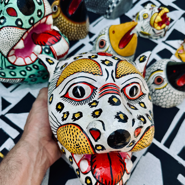 Masque léopard blanc artisanal en papier mâché Inde
