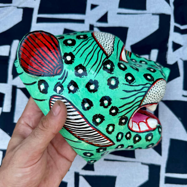 Masque léopard vert artisanal en papier mâché, Odisha Inde