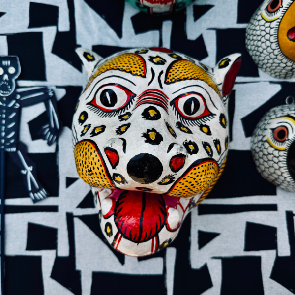 Masque léopard blanc artisanal en papier mâché Inde
