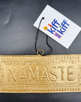 Plaque murale doré NAMASTE