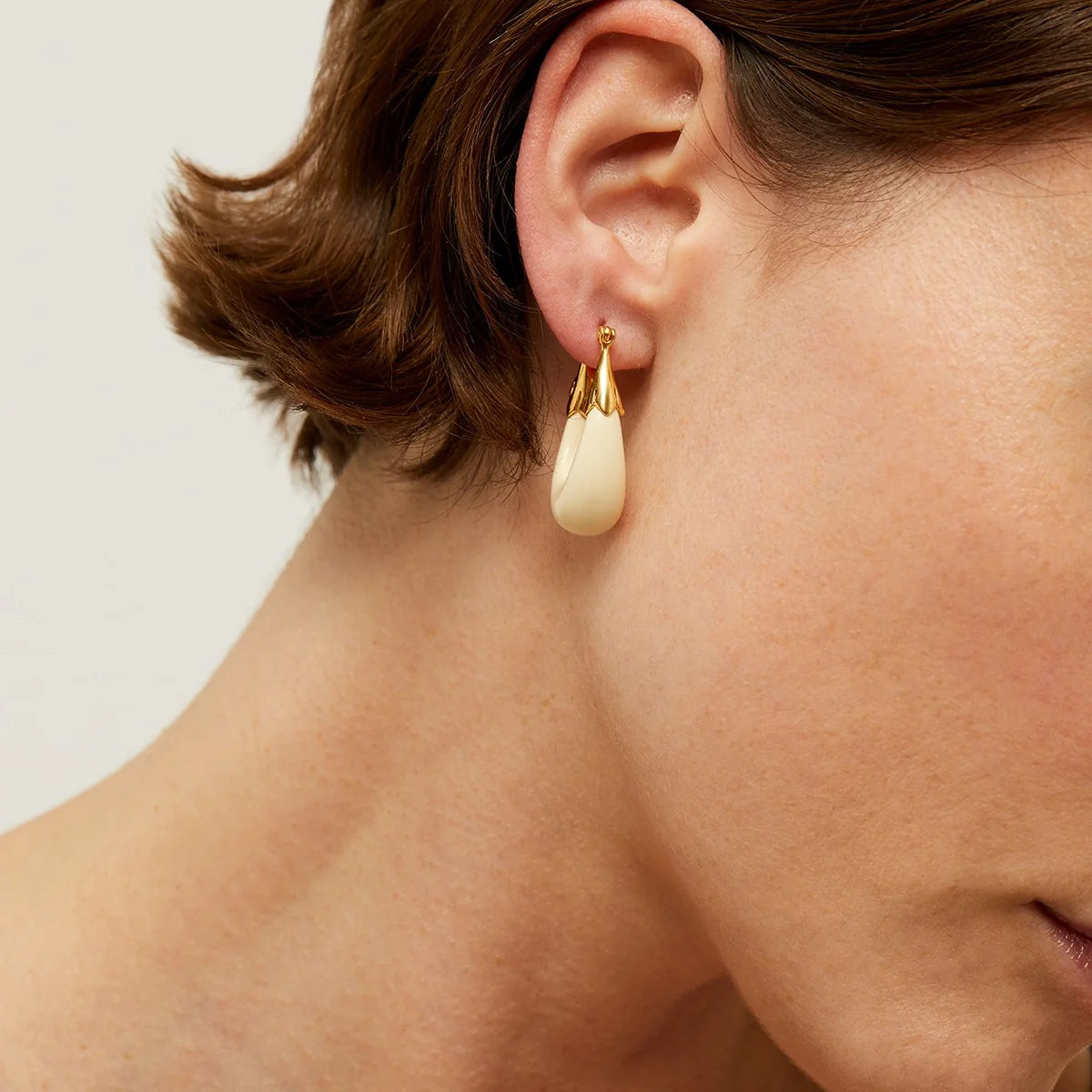 GAS BIJOUX - BOUCLES D’OREILLES ÉCUME PETIT MODÈLE - ACÉTATE BEIGE - MÉTAL DORÉ