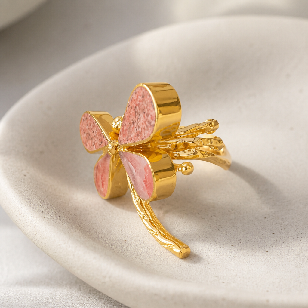 GAS BIJOUX - BAGUE LIBELLULA DORÉE - RHONODITE ET QUARTZ ROSE  - AJUSTABLE