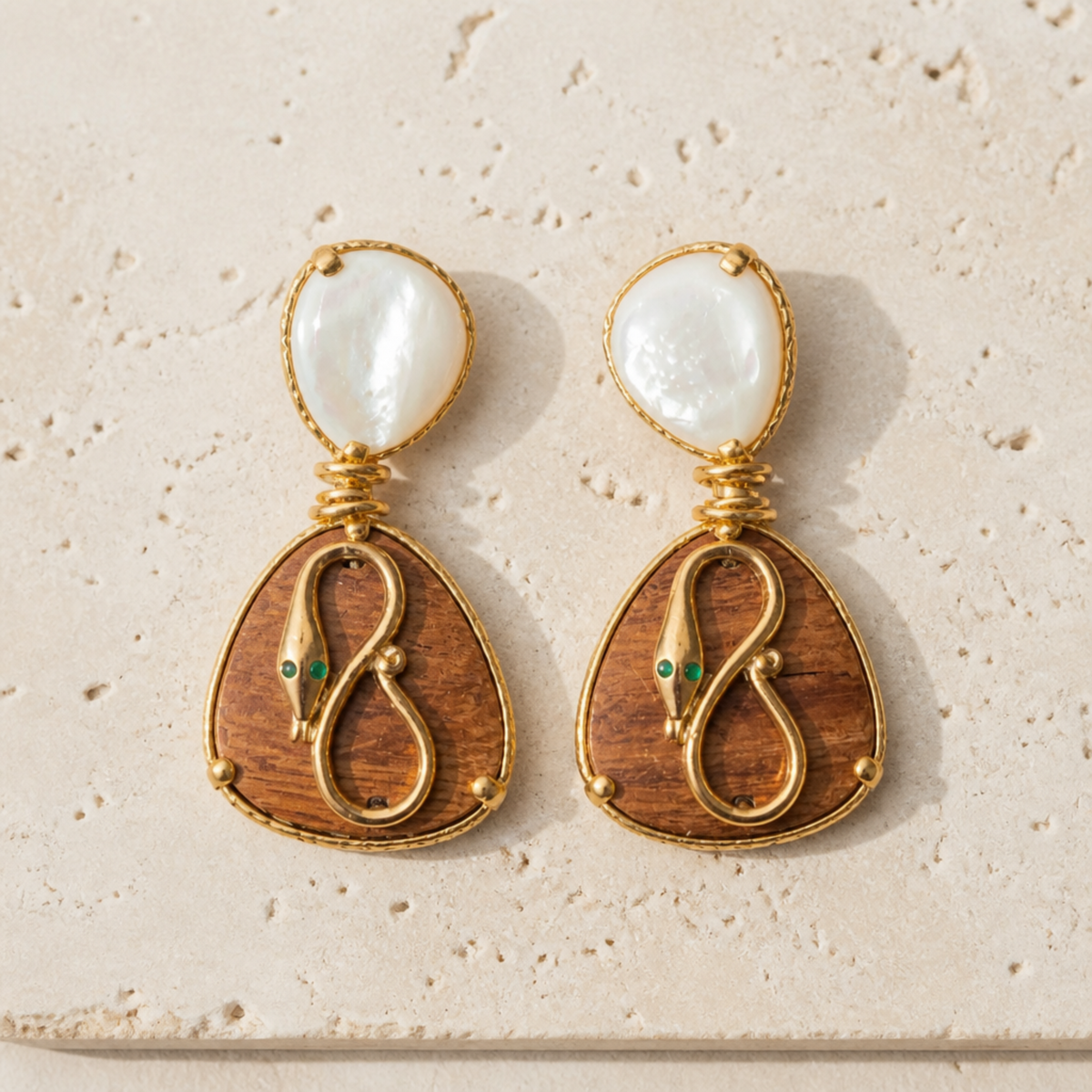GAS BIJOUX - BOUCLES D'OREILLES SILIA ALYA DORÉES - BOIS - NACRE ET SERPENT