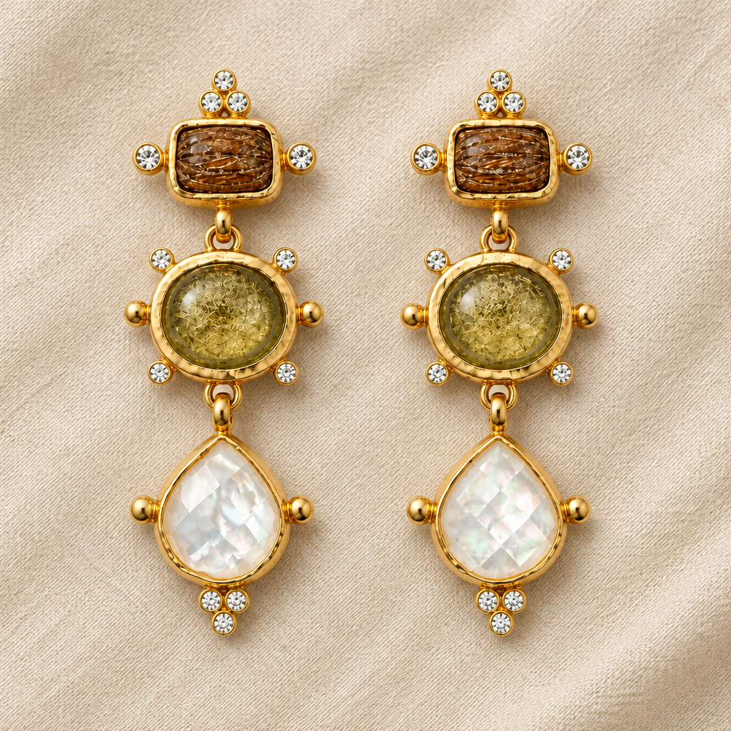 GAS BIJOUX - BOUCLES D'OREILLES TIKI 3 RANGS DORÉES - BOIS, PERIDOT ET NACRE BLANCHE