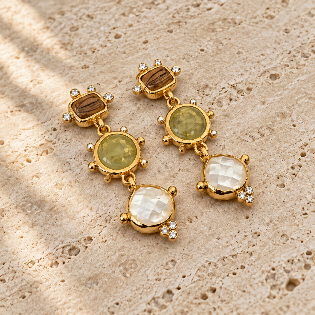 GAS BIJOUX - BOUCLES D'OREILLES TIKI 3 RANGS DORÉES - BOIS, PERIDOT ET NACRE BLANCHE
