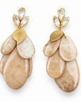 JORGINA - BOUCLES D'OREILLES DORÉES - CABOCHONS BLANCS - FEUILLES ACETATE BEIGE